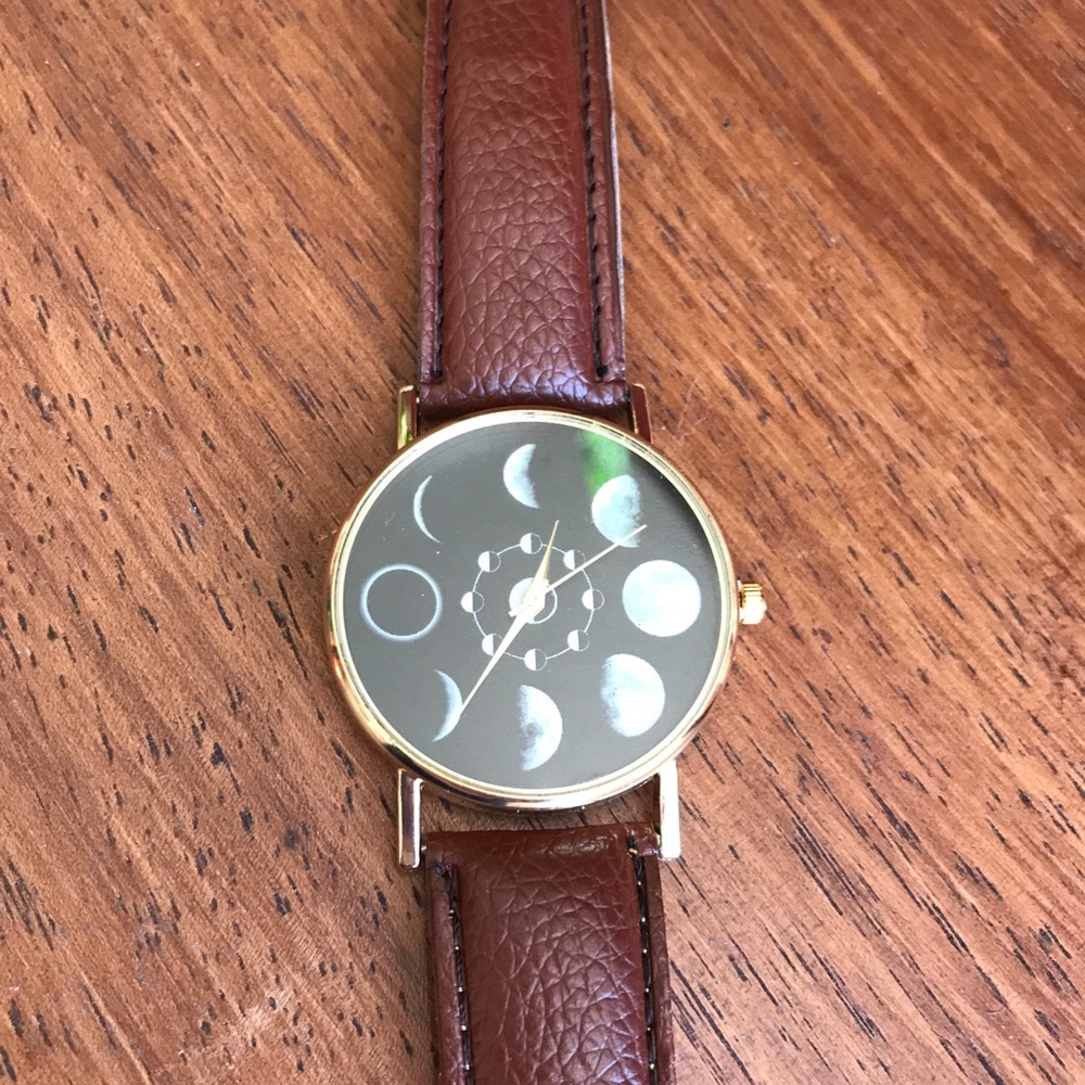 Vegan leather MOON dial quartz analog watch - Picture 5 of 7